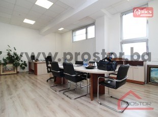Office space in a business building with private parking, Stup
