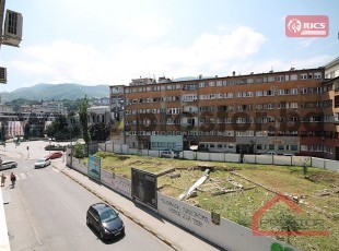Dvoetažni četverosoban stan na drugom spratu sa dvije lođe na vrhunskoj lokaciji, ulica Branilaca Sarajeva
