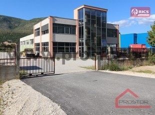 Administrativno-skladišni objekat novije gradnje sa dvorištem od cca 2.500m2 u neposrednoj blizini magistralne ceste M-17, Vrapčići, Mostar