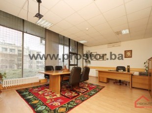 Kancelarijski poslovni prostor od 225m2 sa skladištem od 100m2 u naselju Breka