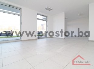 Nenamješten poslovni prostor u novogradnji sa visokim staklenim portalima, Istočno Sarajevo
