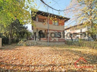 Dvosoban stan (moguće pretvoriti u trosoban) sa terasom i garažom na atraktivnoj lokaciji, Opština Centar