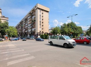 Potpuno adaptiran i dvostrano orijentisan veći dvosoban stan sa balkonom u zgradi sa liftom, neposredna blizina Veterinarskog fakulteta, ulica Envera Šehovića, naselje Dolac Malta