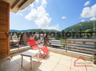 ODLIČNA PRILIKA! Garsonjera sa velikom terasom i otvorenim pogledom prema ski stazama u zgradi novije gradnje! Bjelašnica, Trnovo