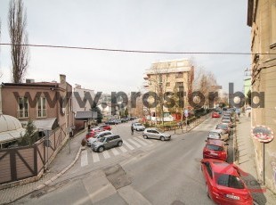 Djelimično adaptiran petosoban stan na vrhunskoj lokaciji, Centar. Pogodan za ordinaciju ili kancelariju!