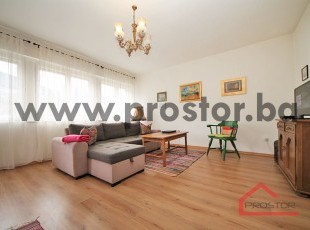 Prostran i svijetao dvosoban stan sa balkonom, Obala Kulina bana. Moguće pretvaranje u trosoban!