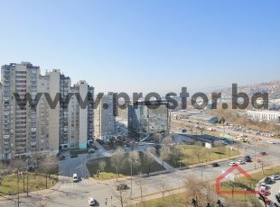 Trosoban stan dvostrane orijentacije sa lođom i odličnim rasporedom prostorija na dvanaestom spratu u ulici Ive Andrića, Alipašino Polje