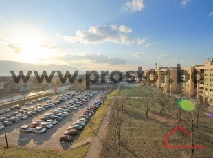 Izuzetno funkcionalan trosoban stan na petom spratu sa dva balkona i prelijepim pogledom pored centralnog bulevara, Dobrinja 2