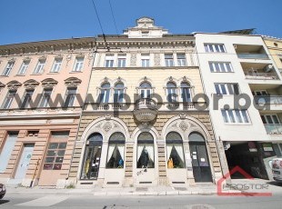 Trosoban stan na prvom spratu u ulici Obala Kulina bana, Stari Grad