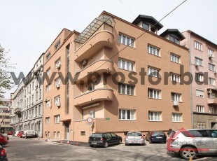 Adaptiran trostrano orjentisan trosoban stan sa dva balkona na drugom spratu kod BBI centra. Namještaj uključen u cijenu!