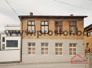 Trosoban stan na prvom spratu manjeg stambenog objekta, ulica Derebent, naselje Bjelave. Cijena: 1887KM/m2