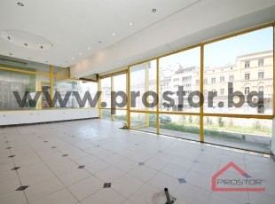 Poslovni prostor na veoma frekventnoj lokaciji sa visokim portalima u zgradi „Papagajka“ orijentisan prema ulici Obala Kulina Bana