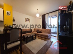 Namješten dvosoban stan sa dva balkona i otvorenim pogledom u Tibrinim zgradama, Stup