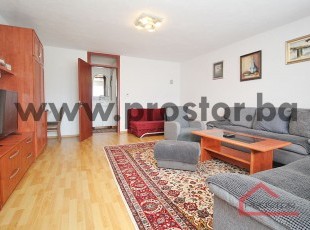 Dvostrano orijentisan petosoban namješten dvoetažni stan, Dobrinja