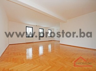 SPECIJALNA AKCIJA! NOVOGRADNJA BJELAŠNICA! Izrazito komforan dvosoban apartman trostrane orijenatcije u zgradi vrhunske kvalitete. Moguće pretvaranje u trosoban! Cijena UKNJIŽENOG apartmana već od 2.000 KM/m2 sa uključenim PDV-om!