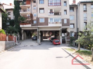 Dvije garaže spojene u jednu uknjižene površine 25.5m2 u ulici Avde Smajlovića, naselje Vraca