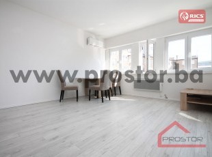 Kompletno adaptiran trosoban stan kod Narodnog pozorišta, ulica Branilaca Sarajeva, Centar. Kuhinja gratis!