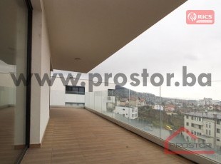Luksuzan namješten četverosoban stan sa velikim balkonom i garažnim mjestom u novogradnji, Kromolj