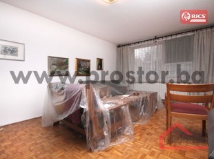 Trosoban stan dvostrane orijentacije sa dvije zatvorene lođe u zgradi kvalitetne gradnje, ul. Azize Šaćirbegović, Hrasno