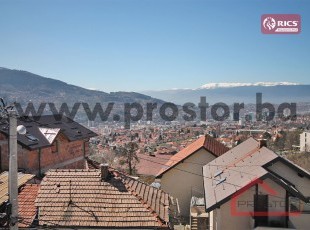 NOVOGRADNJA SUNNY SIDE! Trosoban stan trostrane orjentacije,idealnog rasporeda prostorija,sa prelijepim pogledom na Sarajevo, Sedrenik, Centar! USELJIVO! ***Virtuelna šetnja 360°***