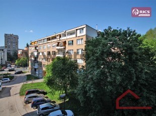 Veći dvosoban stan sa dva balkona na drugom spratu, Zagrebačka ulica, Grbavica
