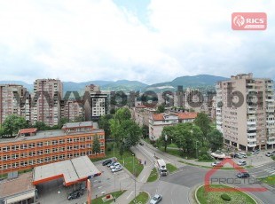 Adaptiran trosoban stan sa balkonom i prelijepim pogledom na grad, naselje Mokušnice, Zenica. Mogućnost pretvaranja u četverosoban