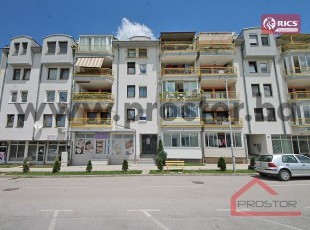 Namješten trosoban stan na prvom spratu sa balkonom, Istočno Sarajevo, Dobrinja 4
