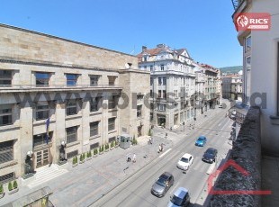Šestosoban polunamješten stan/kancelarijski prostor u samom centru Sarajeva, preko puta Centralne Banke