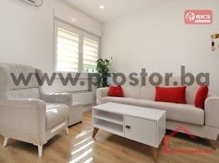 Namješten moderan dvosoban stan sa garažom i malom baštom, Koševo