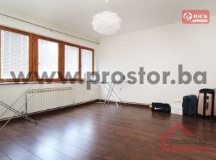 Funkcionalan nenamješten dvosoban stan na odličnoj lokaciji u naselju Grbavica