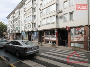 Poslovni prostor sa visokim portalima i parking mjestom u ulici Hamdije Kreševljakovića, naselje Skenderija, općina Centar