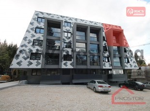 NOVOGRADNJA BJELAŠNICA! Fantastičan trosoban penthouse sa lođom i pogledom na nove sportske terene i netaknuti šumski okoliš, smješten unutar SRC -a, u neposrednoj blizini Babinog dola. Odlična investicija! USELJIVO!