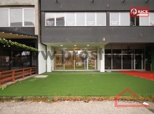Dvoetažni poslovni prostor sa širokim portalima u ul. Zmaja od Bosne, Socijalno