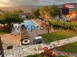 Six-room house on two floors with a large swimming pool and private parking in the immediate vicinity of the Town Hall, Stari Grad