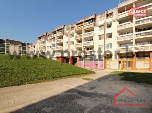 Trosoban stan sa balkonom na drugom spratu stambene zgrade na atraktivnoj lokaciji u naselju Lužani, Ilidža