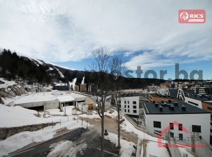 JEDINSTVENA PRILIKA! Kompletno namješten trosoban apartman sa fantastičnim, potpuno otvorenim pogledom na stazu i Babin do. UKNJIŽENO!