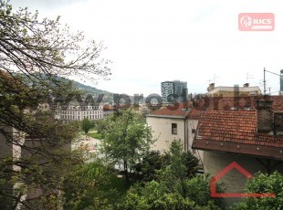 Prostran trosoban stan sa pogledom prema SCC-u, ulica Odobašina, Marijin Dvor. Mogućnost pretvaranja u četverosoban!