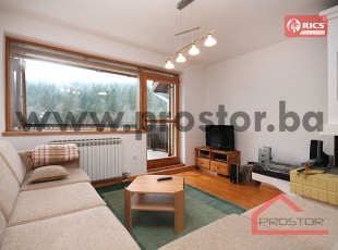 VRHUNSKA PRILIKA! Fantastičan dvoetažni apartman sa terasom i impresivnim pogledom na Babin do, na odličnoj lokaciji 'Bosnalijek apartmanskog naselja”! Rijetko u ponudi!