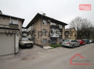Funkcionalan trosoban stan sa balkonom i garažom, ul. Višnjik, Općina Centar. Namještaj GRATIS!