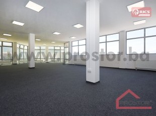 Multipurpose office space in an office building with a large private parking lot, Stup