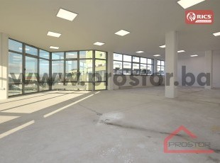 Multipurpose office space in an office building with a large private parking lot, Stup
