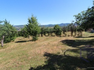 Prostrana i osunčana zemljišna parcela uknjižene površine 12.952m2 sa odličnim pristupom u naselju Mostrasko Raskršće, ul. Kovačevac, Ilidža