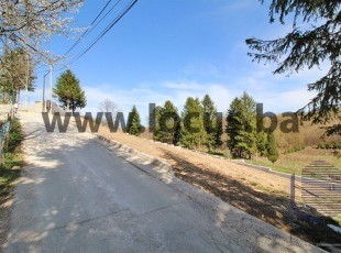 A sunny and spacious land plot of 4,727m2 with a dilapidated registered building ten minutes' drive from the very center of Ilidža, Gladno polje