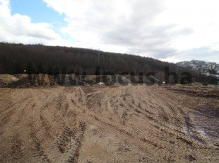 A sunny land plot of 618m2 with a regular shape, ten minutes' drive from the very center of Ilidža, Gladno polje