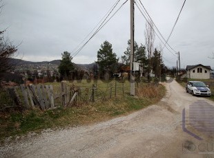 Prostrana i osunčana zemljišna parcela površine 3.030m2 sa asfaltnim pristupom i otvorenim pogledom u mirnom okruženju, naselje Stanjevac, Rakovica, Ilidža