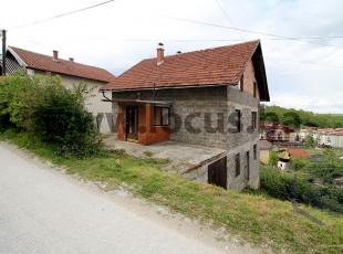 House in its original condition in an accessible location with an open view on a parcel of 360sqm near the center of Hadžići