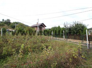 A spacious plot of land with a regular shape in a natural environment, registered area of ​​705m2 in the settlement of Ahatovići, Novi Grad