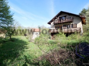 House in original condition on a spacious parcel of 2935sqm in a beautiful natural environment with plenty of greenery in the settlement of Kobiljača-Rakovica