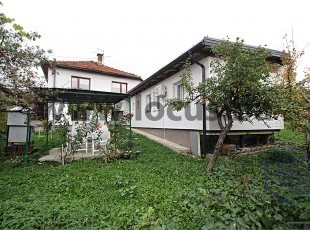 Two houses with a yard on a parcel of 397sqm in an extremely attractive location only 550 meters from Sebilj, Baščaršija