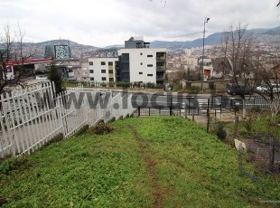 Zemljišna parcela na izuzetno atraktivnoj lokaciji sa odličnim pristupom i otvorenim pogledom na grad uknjižene površine 650m2, Soukbunar, Opština Centar